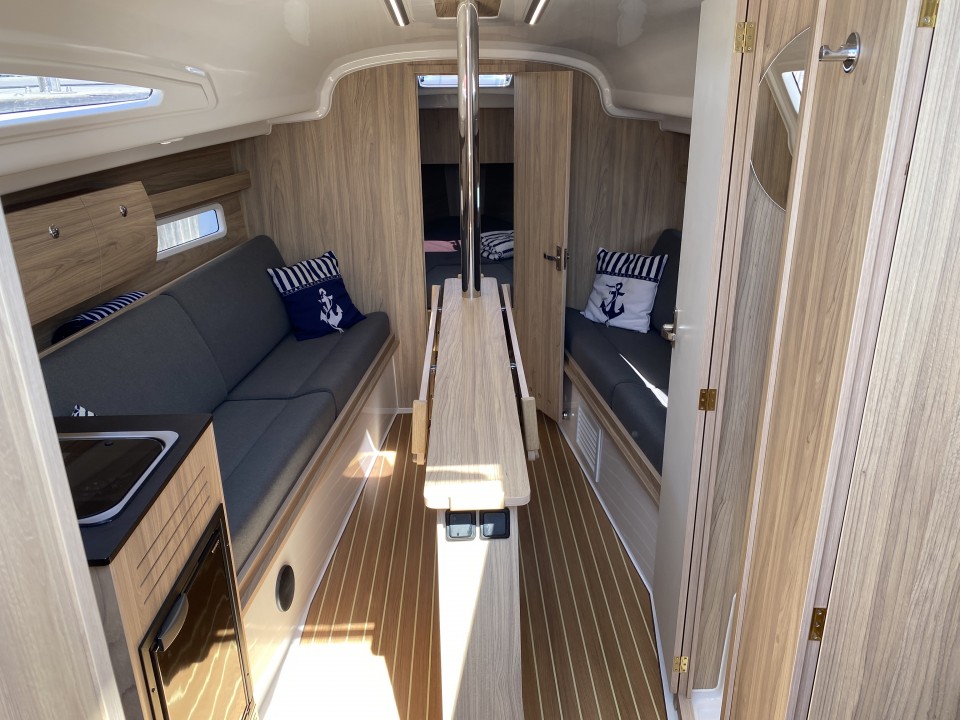 wnętrze jacht "Let's Adventure"